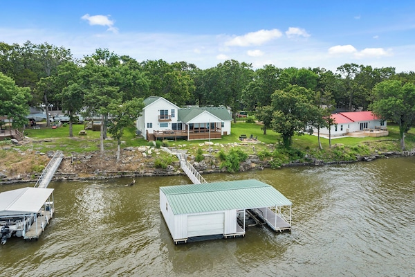 Lakefront property with private boat dock (1 open air & 1 enclosed)!