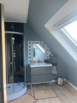 Dusj, hårføner, håndklær og toalettpapir