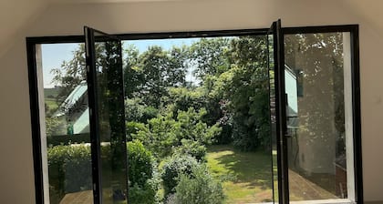 5 minutes from the sea, apartment in the heart of a large garden. Pets allowed