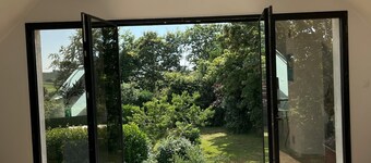 5 minutes from the sea, apartment in the heart of a large garden. Pets allowed