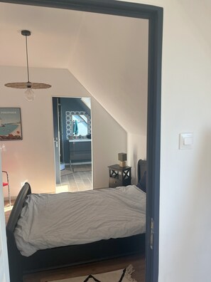 1 slaapkamer, een strijkplank/strijkijzer, wifi, beddengoed