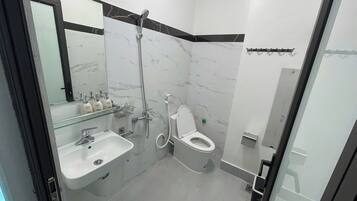 Phòng đôi Tiêu chuẩn | Phòng tắm | Buồng tắm vòi sen, máy sấy tóc, khăn tắm, xà phòng