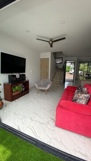 Smart TV, stereo - 4-bedroom house in Colombia, Girardot city, with WiFi, Pool and parking. (Girardot)