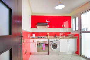 Fridge, oven, stovetop, coffee/tea maker - Amira home. Central apartment with pool 5 minutes from the beach (Martil)