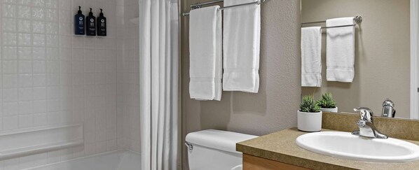 Hair dryer, towels, soap, shampoo - Beautiful ,Awesome resort in Canmore Resort in AB ,Canada, Studio Unit for 2 ppl (Canmore)