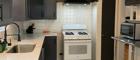 Jääkaappi, mikroaaltouuni, uuni, liesi