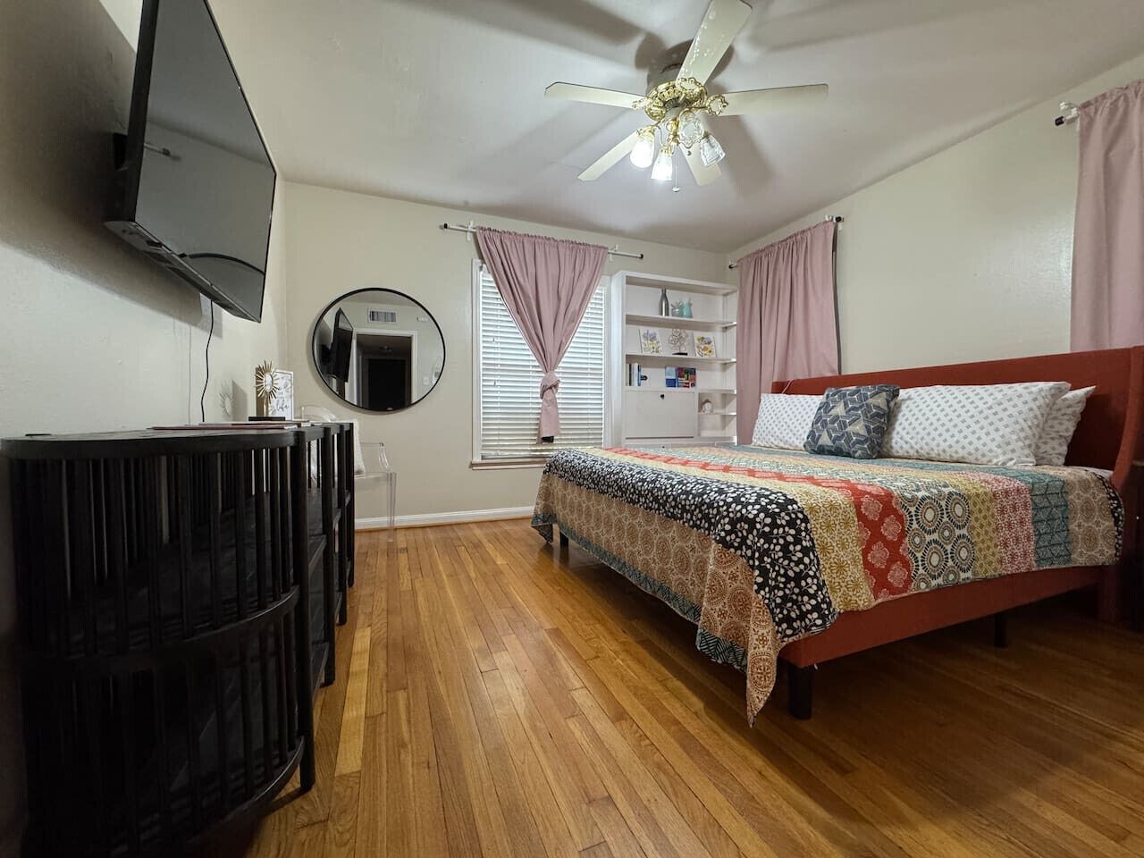 3 bedrooms, iron/ironing board, travel crib, WiFi (free)