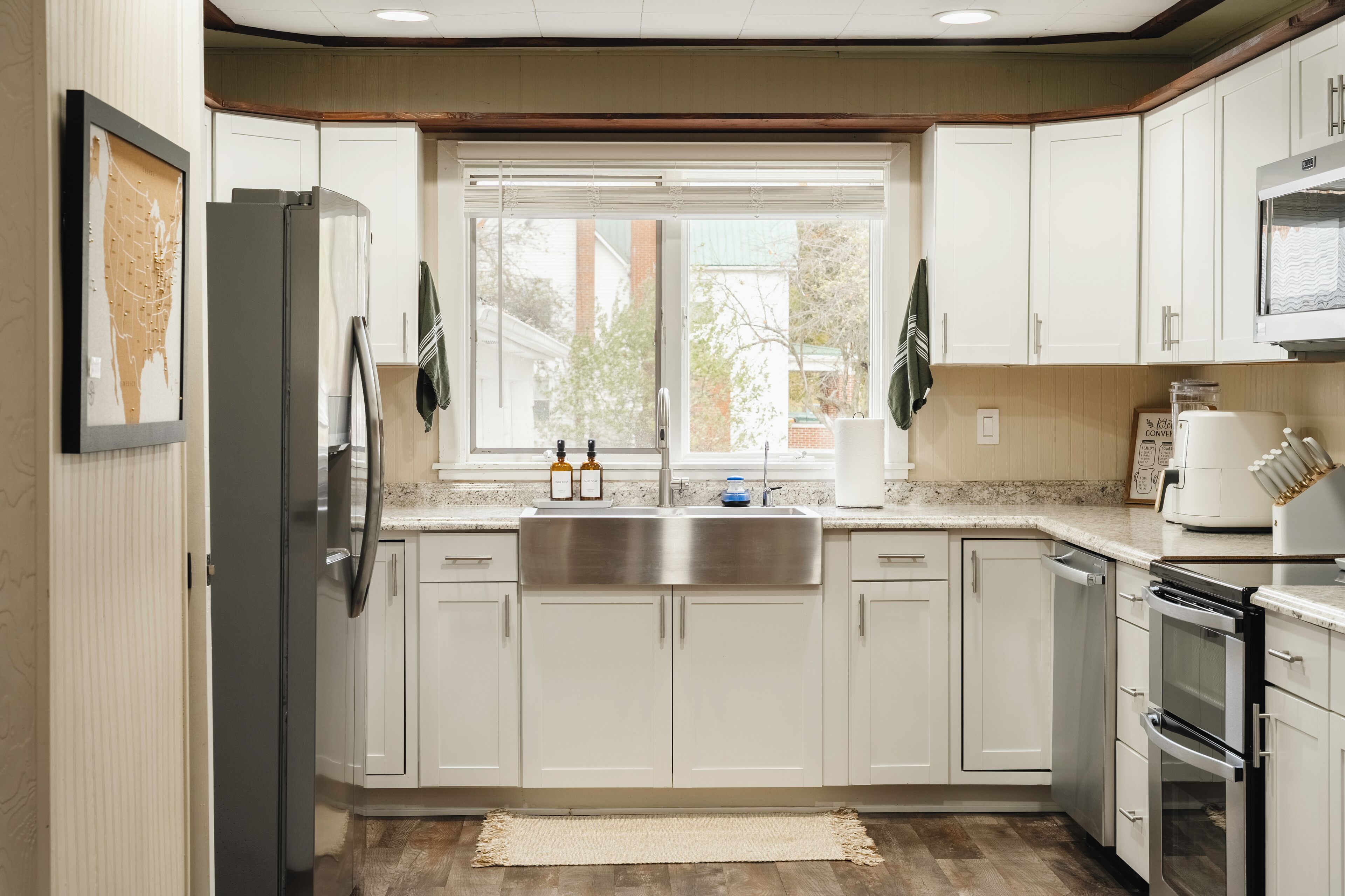 Refrigerador, microondas, horno y parrilla de estufa 