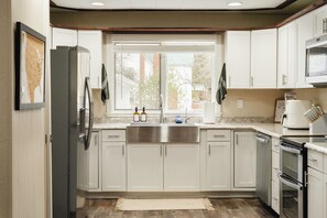 Refrigerador, microondas, horno, placa de cocina