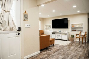 Smart TV, video games, DVD player, stereo - Pinch of Cozy ~ Hot Tub Theater ~ Seven Sons Farm (Roanoke)