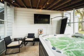 Bañera de hidromasaje cubierta