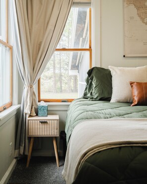 3 bedrooms, iron/ironing board, free WiFi, bed sheets - Pinch of Cozy ~ Hot Tub Theater ~ Seven Sons Farm (Roanoke)