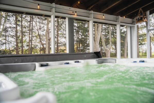 Indoor spa tub - Pinch of Cozy ~ Hot Tub Theater ~ Seven Sons Farm (Roanoke)
