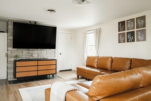 Smart-tv, tv-spel, dvd-spelare och en stereo