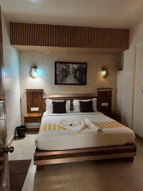 Desk, iron/ironing board, free WiFi - KORAMANGALA SUITES (Bengaluru,)