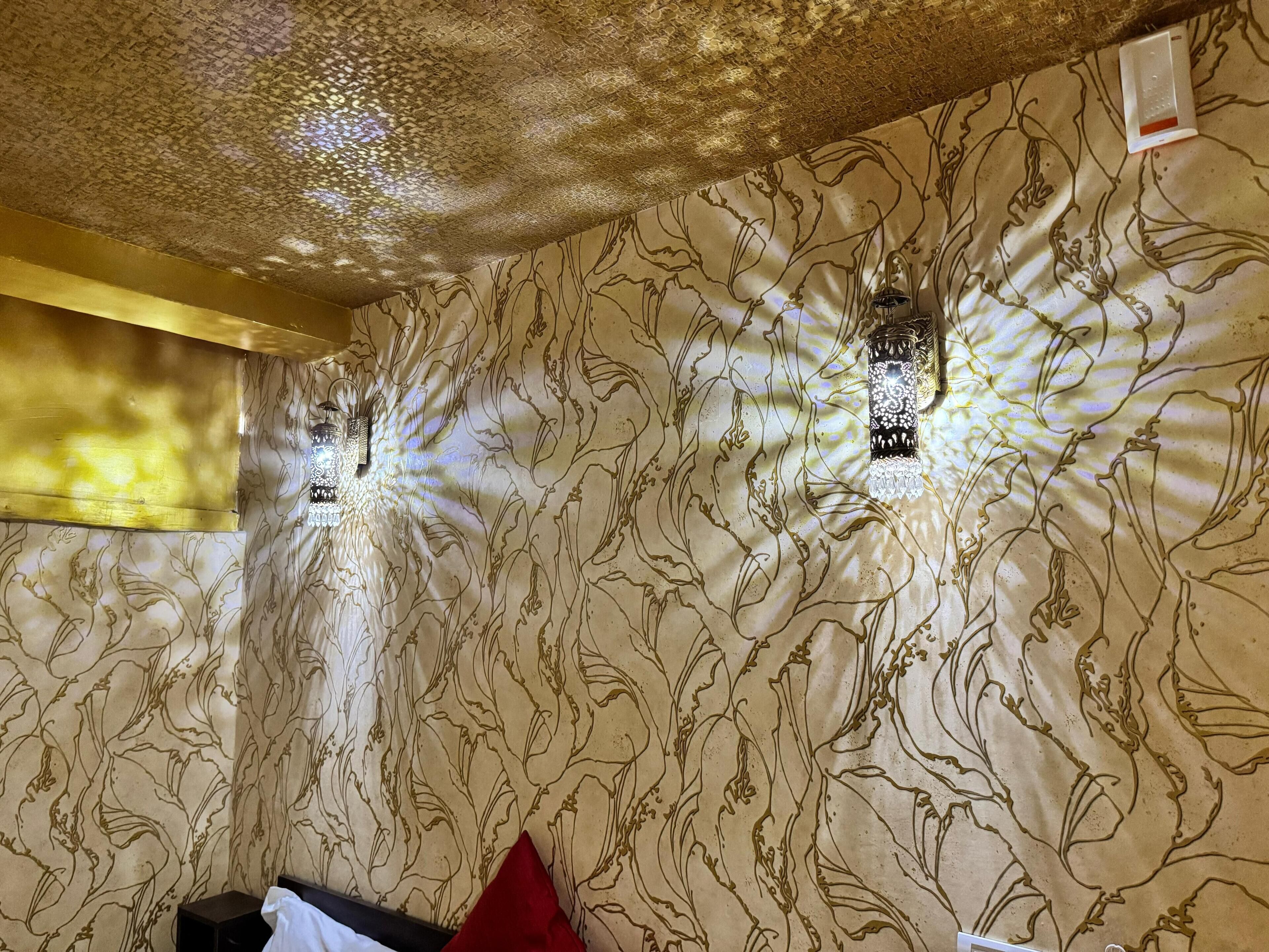 Una habitación con pared estampada y techo con superficie texturizada.