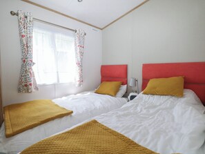 2 bedrooms, individually decorated, individually furnished, free WiFi - 18 Deer Glade (Salisbury)