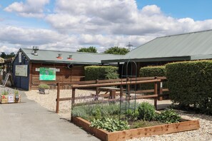 Property grounds - 18 Deer Glade (Salisbury)