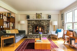 Smart-tv, een open haard, boeken en een stereo