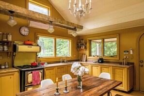 Een koelkast, een oven, een kookplaat, een koffiezetapparaat/waterkoker