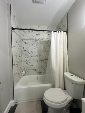 Handtücher, Seife, Toilettenpapier