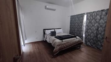 Tabla de planchar con plancha, wifi y ropa de cama