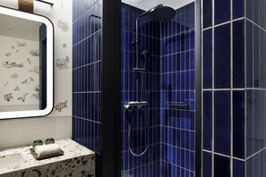 Svit - 1 kingsize-säng med bäddsoffa | Badrum | Dusch, gratis toalettartiklar, hårtork och tofflor