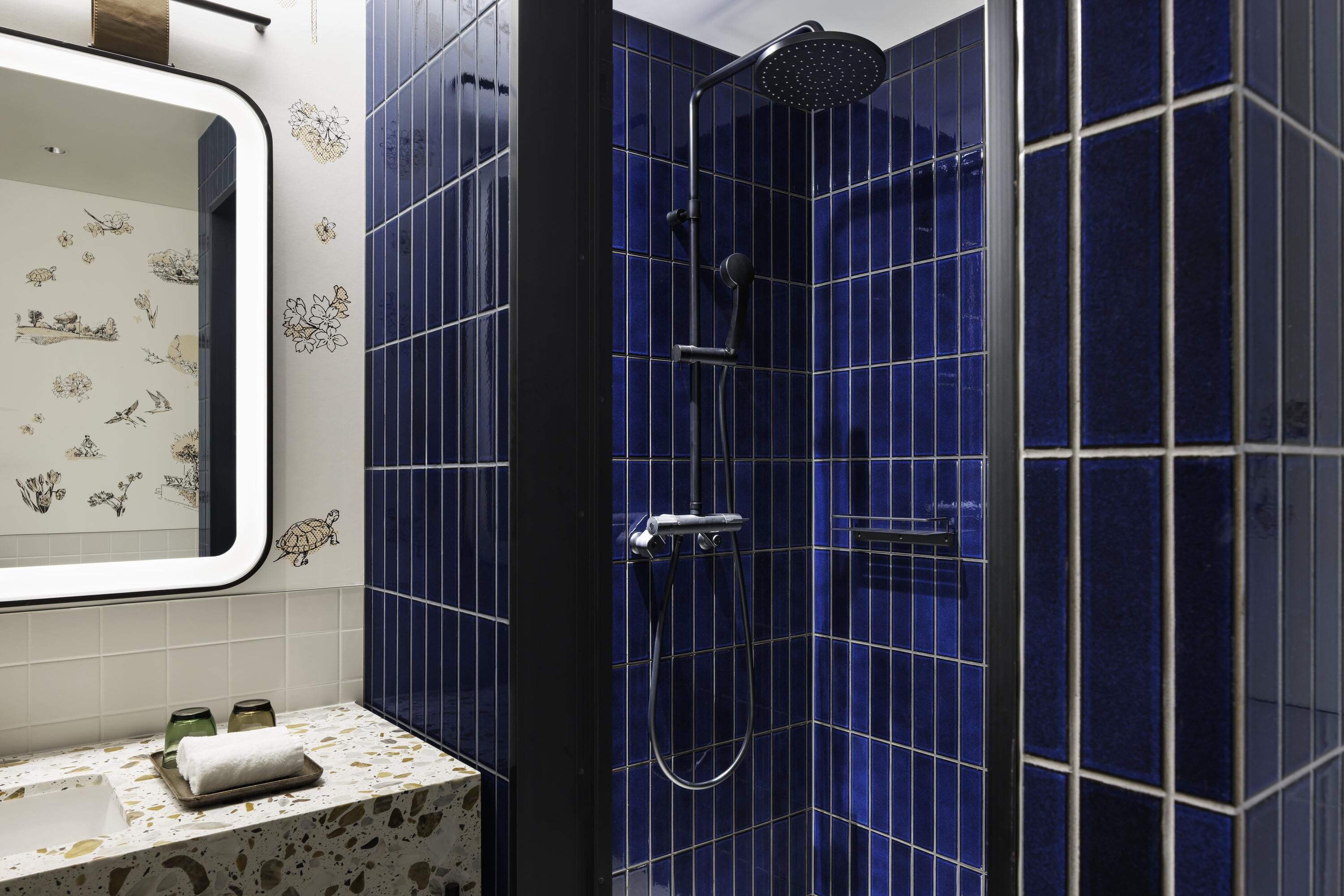 スイート キングベッド 1 台ソファーベッド付き | バスルーム | シャワー、バスアメニティ (無料)、ヘアドライヤー、スリッパ