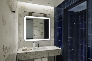 Suite, 1 cama de matrimonio grande con sofá cama | Baño