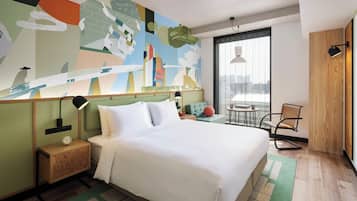 Kamar Deluks, 1 Tempat Tidur King | Brankas, tirai kedap cahaya, setrika/meja setrika, dan Wi-Fi gratis