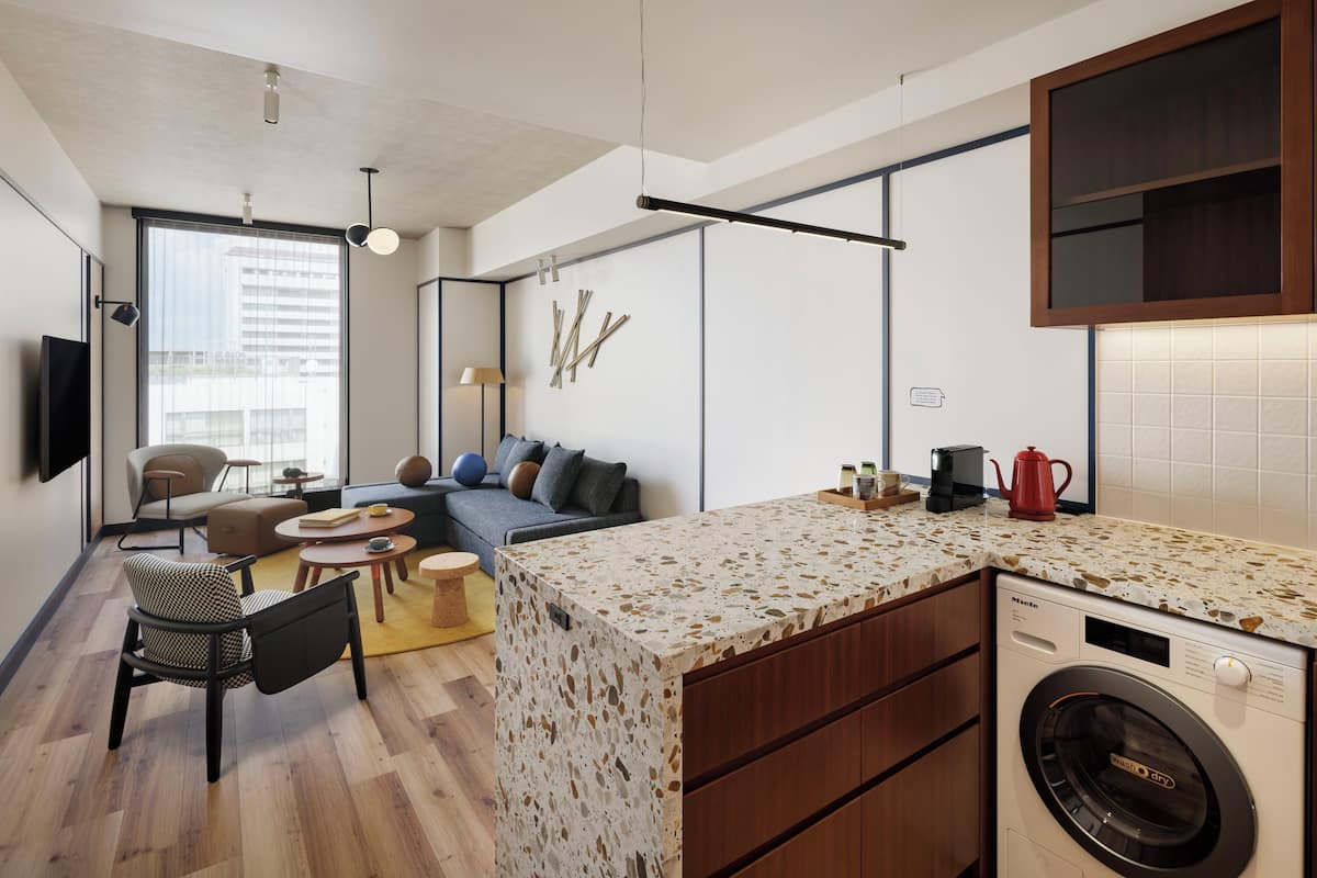 Caja de seguridad en la habitación y cortinas blackout