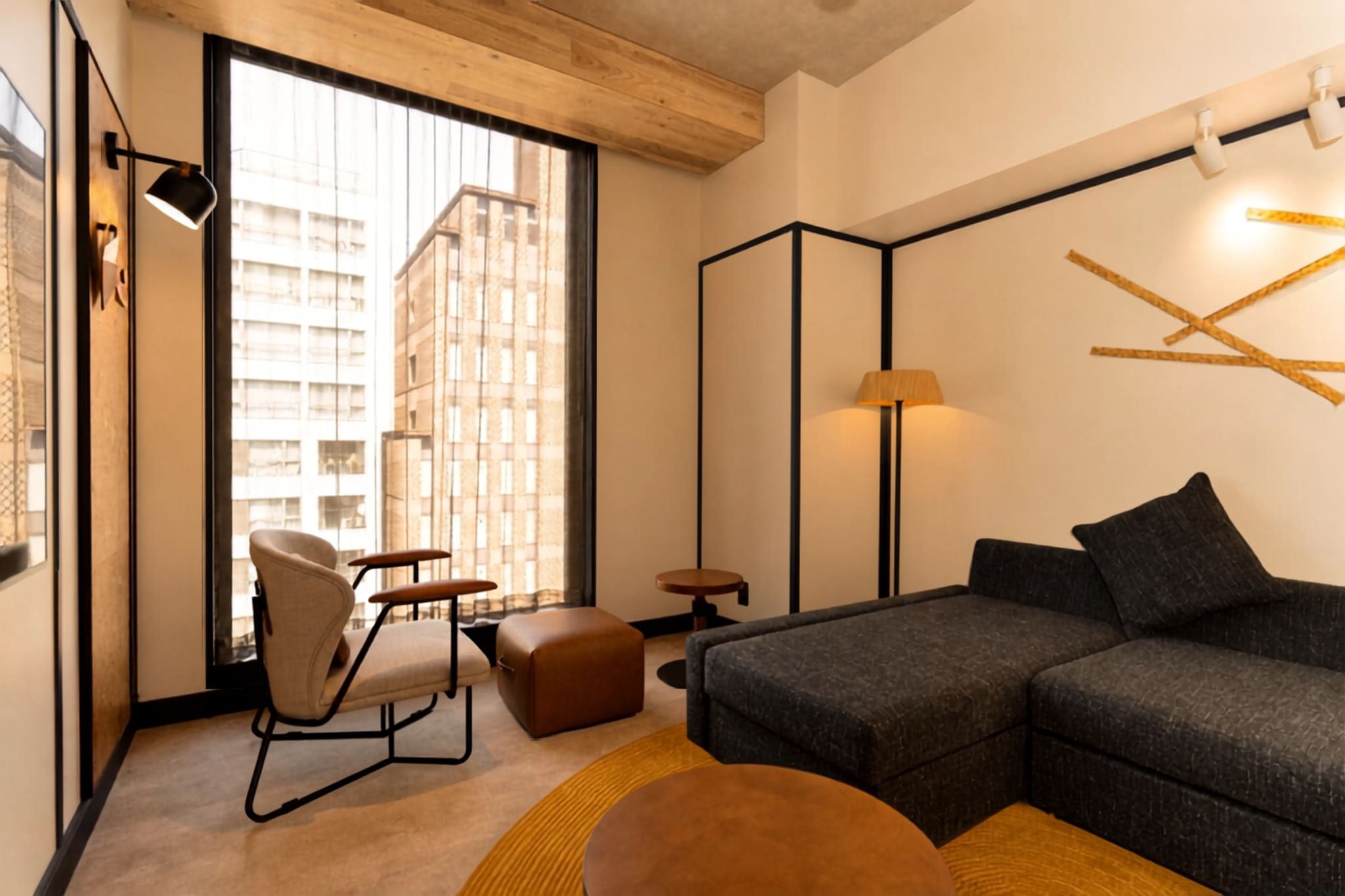 Een moderne woonkamer met een bank, fauteuil, voetenbankje en een bijzettafeltje.