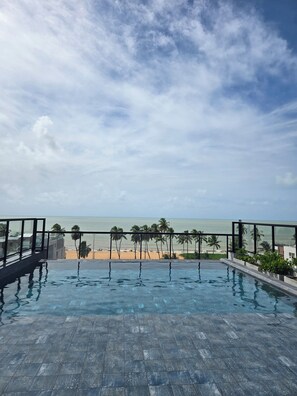 A rooftop infinity pool with a view of the beach and ocean. - legacy 417 - Cabo Branco (João Pessoa)