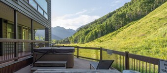 Great value and Ski Access at Base of Lift 7