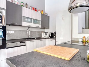 Four à micro-ondes, un four, lave-vaisselle, cafetière-théière