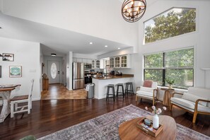 Smart-TV, Kamin, Bücher, Videothek