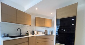 Fridge, microwave, oven, stovetop - LE ROSSINI Antibes Center, AirCo, Parking for 4 By Sunset (Antibes)