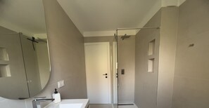 Shower, hair dryer, towels - LE ROSSINI Antibes Center, AirCo, Parking for 4 By Sunset (Antibes)