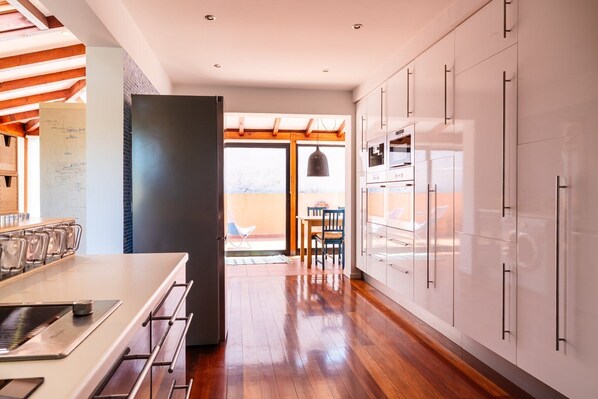 Kjøleskap, mikrobølgeovn, ovn og oppvaskmaskin