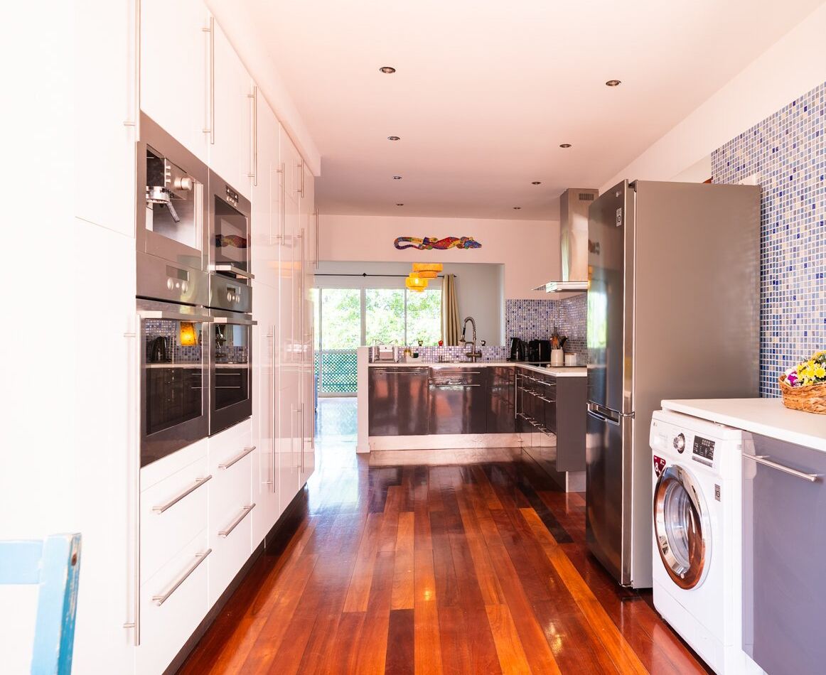 Kjøleskap, mikrobølgeovn, ovn og oppvaskmaskin