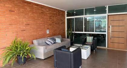 Spacious 5-bedroom house with WiFi, AC in lovely Brasília