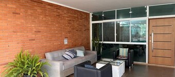 Spacious 5-bedroom house with WiFi, AC in lovely Brasília