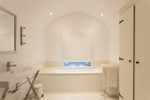 Shower, hair dryer, towels, soap - Dream apartment in the heart of a Royal Palace (Évora)