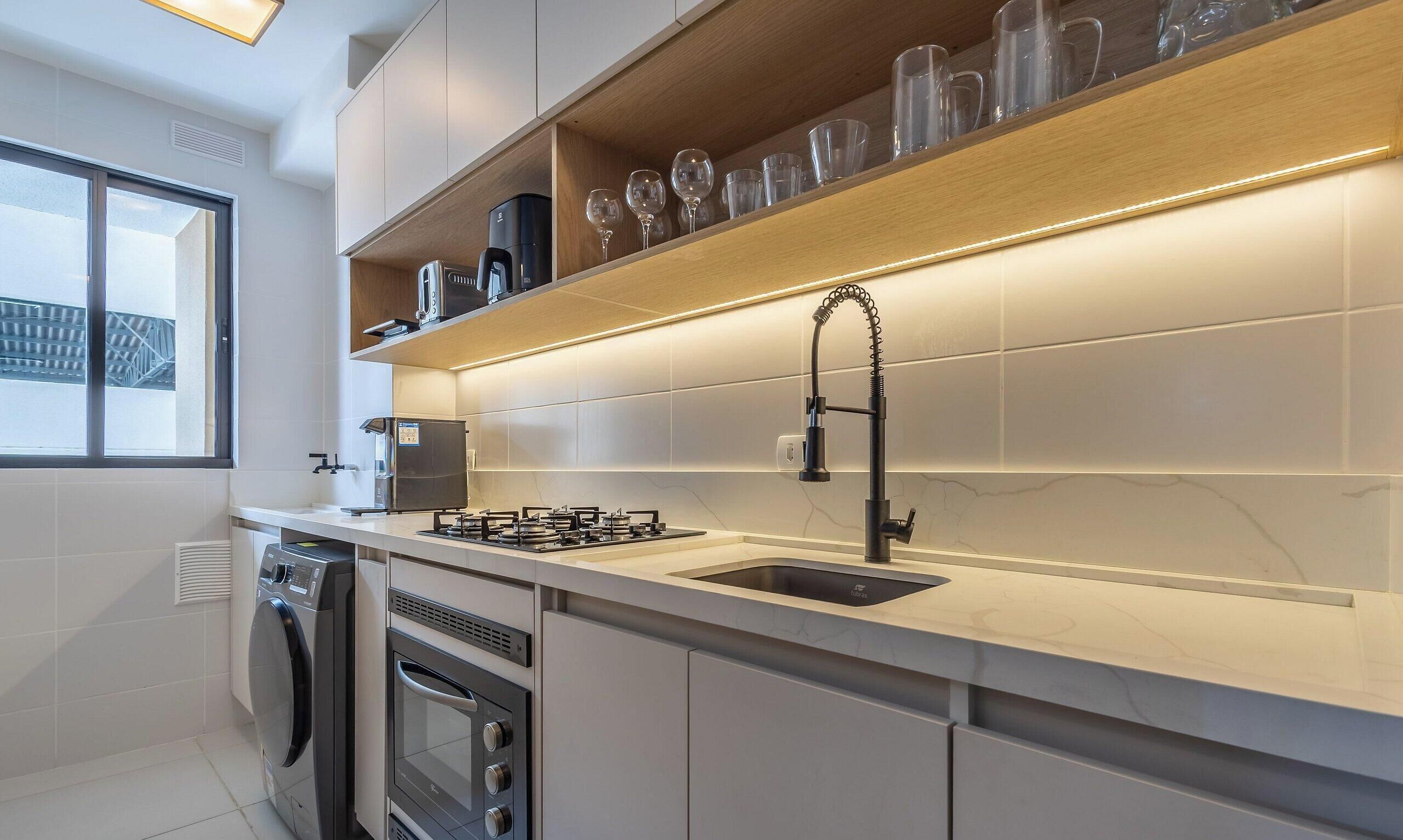 Una cocina moderna con estufa a gas, horno integrado y pileta.