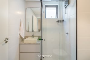 Basic Apartment | Bathroom