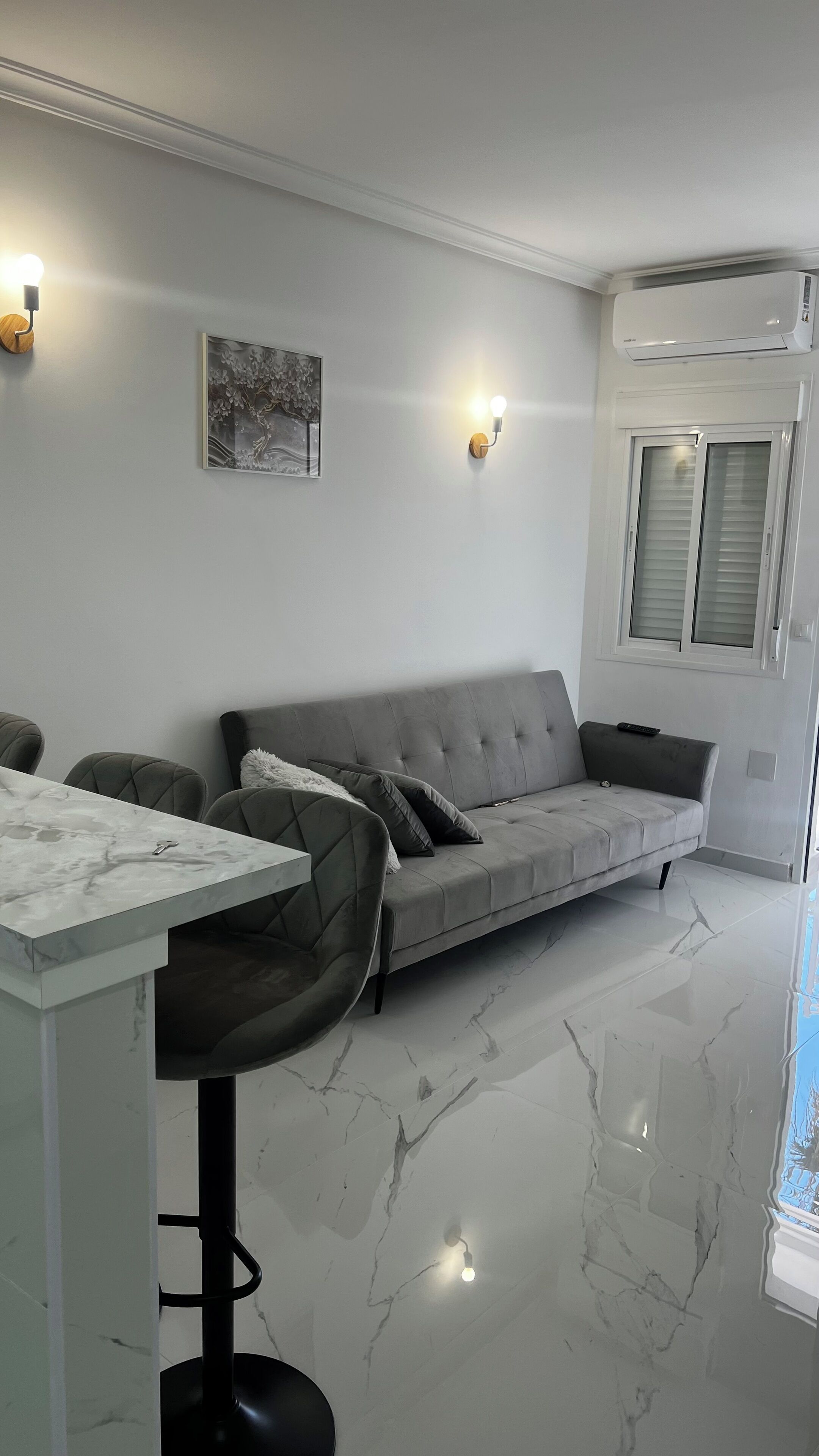 Een smart-tv en een stereo