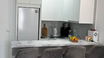 Frigorifero, piano cottura, macchina per tè/caffè, frullatore