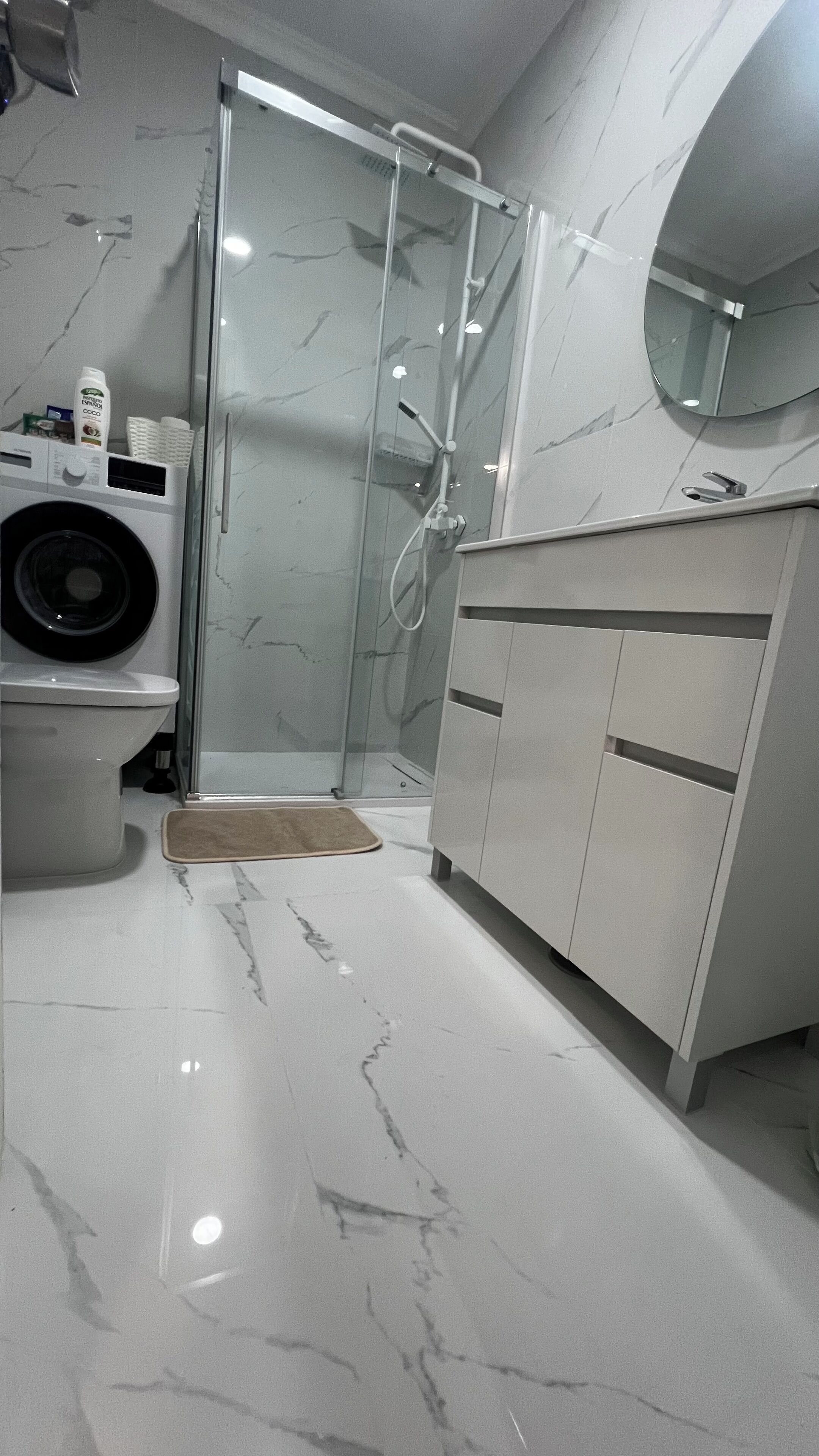 Douche, bidet, serviettes fournies, savon