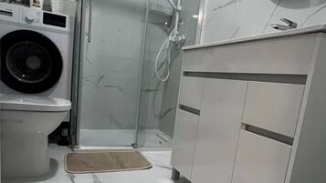 Douche, bidet, serviettes fournies, savon