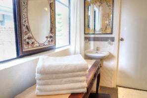 Regadera, secadora de cabello, bidet, toallas 